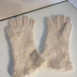 Cozy White Knit Gloves